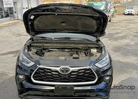 2021 Toyota Highlander Xle z USA, uszkodzony, nr VIN 5TDGZRBH6MS062873